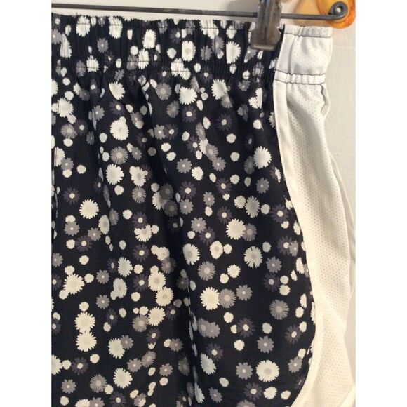 Nike Dri Fit Medium M Racer Shorts Black floral print Tempo Daisies - Picture 6 of 7